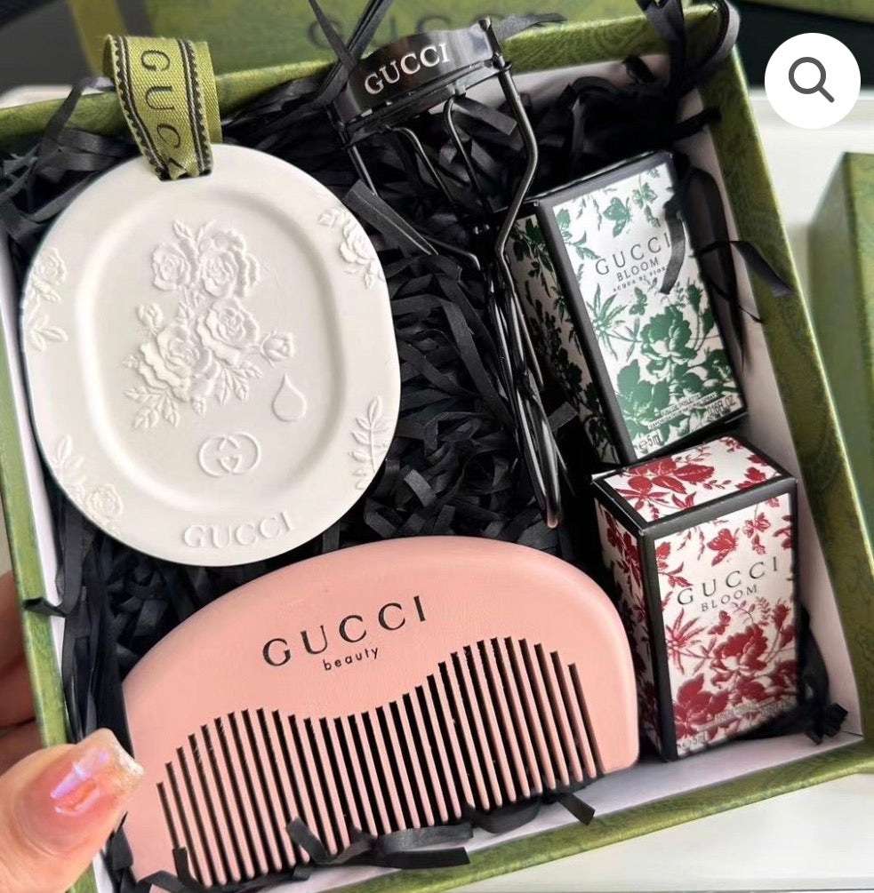 GUCCI FLORAL ALL-STAR 5-PIECE SET! CONTAINS: 5ML PERFUME, 5ML PERFUME, EYELASH CURLER, SMALL WOODEN COMB, FLORAL CAR PENDANT